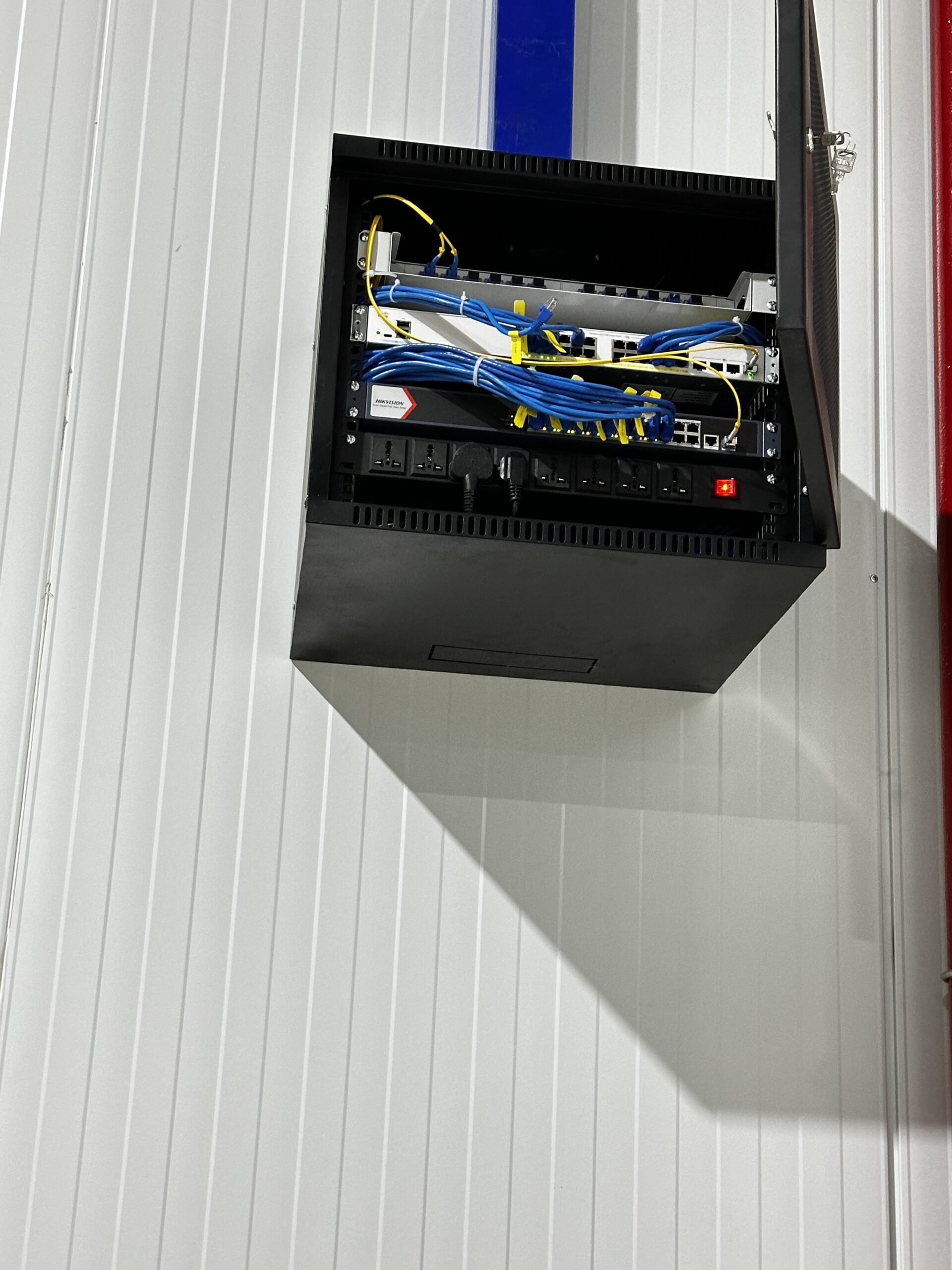 Bàn giao hoàn tất hệ thống điện nhẹ gồm 75 camera, 31 wifi, 31 cửa từ cho nhà máy trước Tết Nguyên Đán 2026