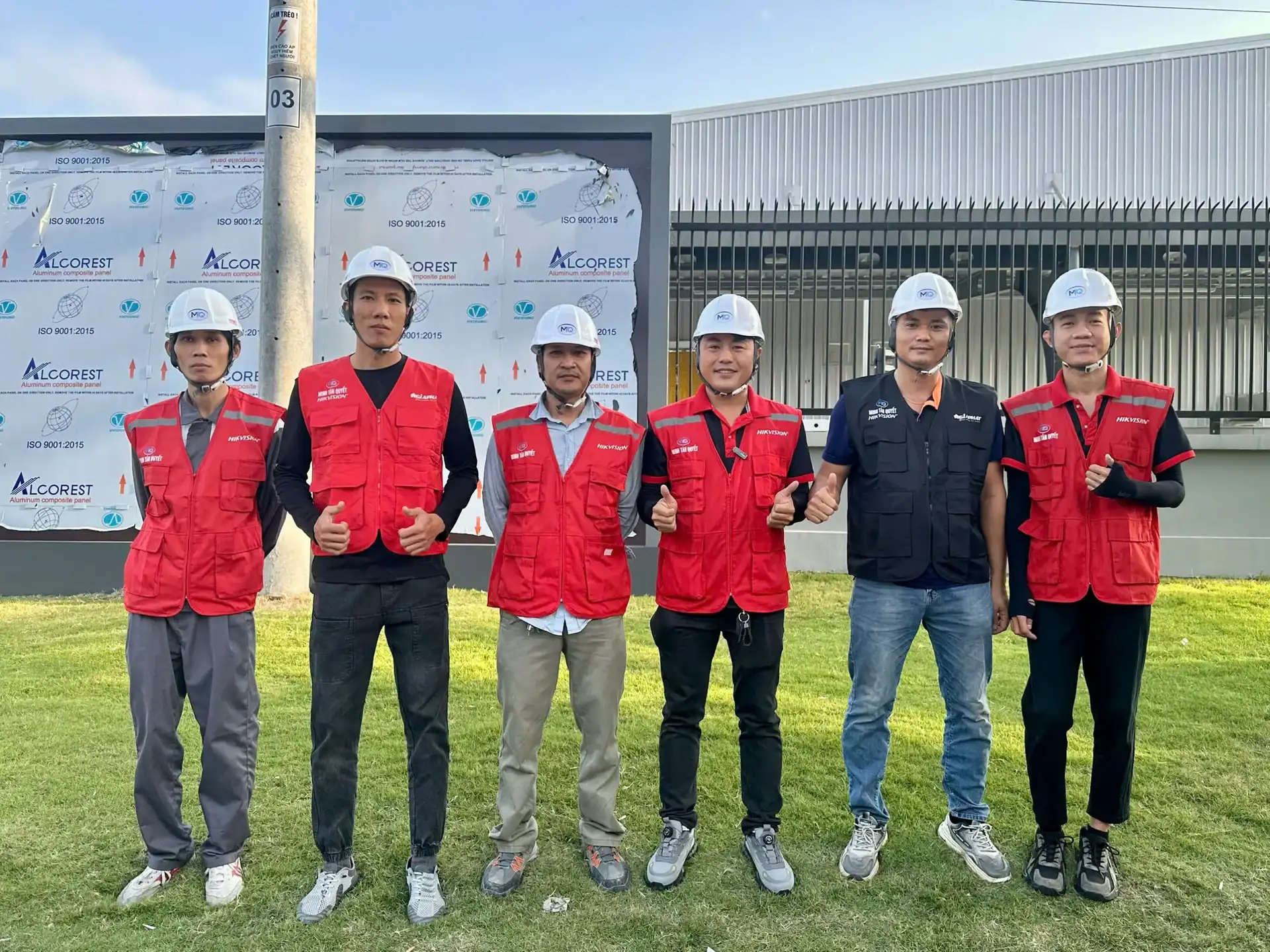 Kéo cáp mạng và cáp tín hiệu tại nhà máy
