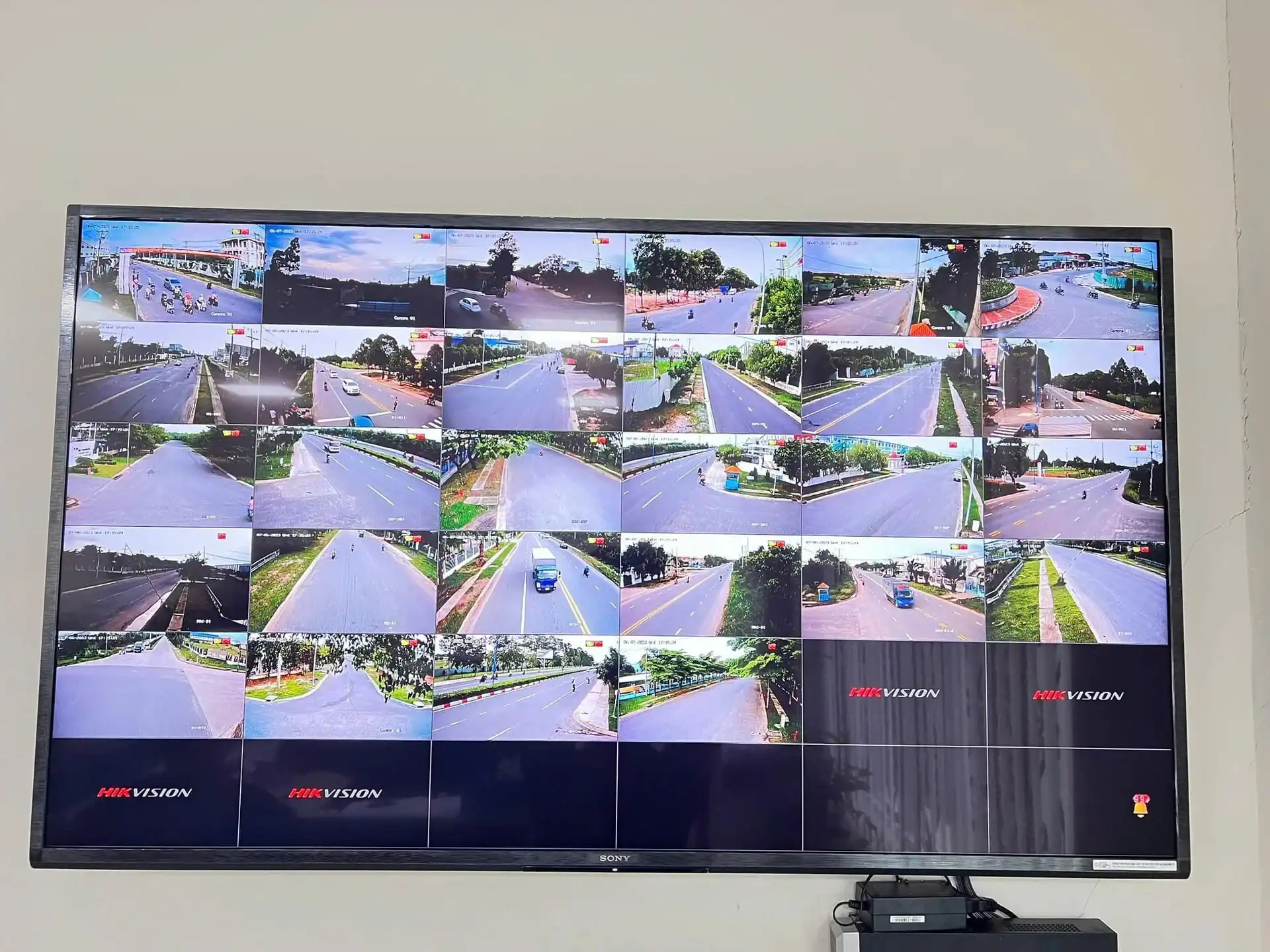 Màn hình giám sát tập trung hệ thống camera an ninh đường phố Trung tâm hiển thị nhiều camera an ninh đường phố