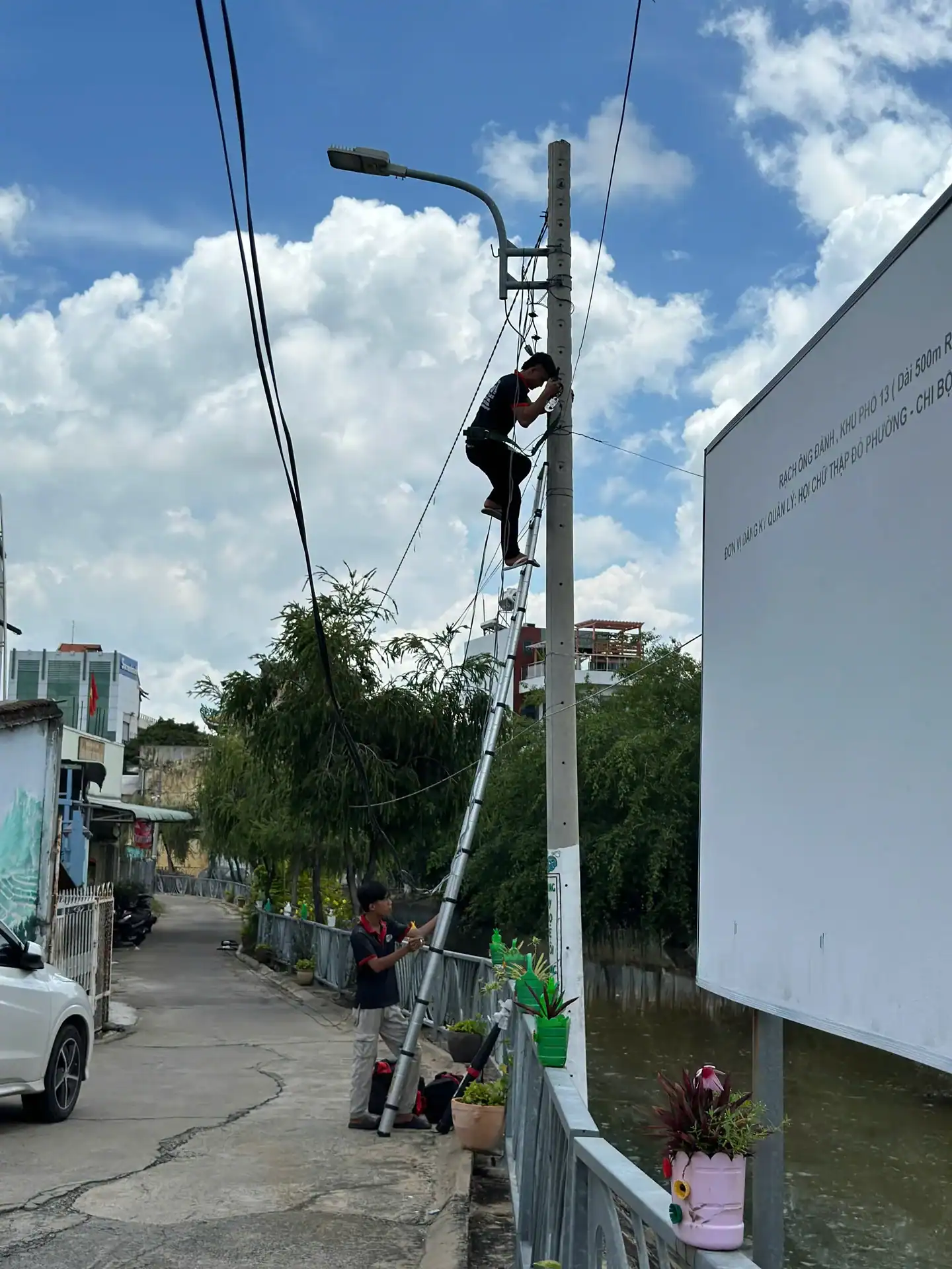 Lắp đặt camera giám sát trên cột tại Phú Cường Thi công lắp đặt camera giám sát trên cột tại khu dân cư Phú Cường