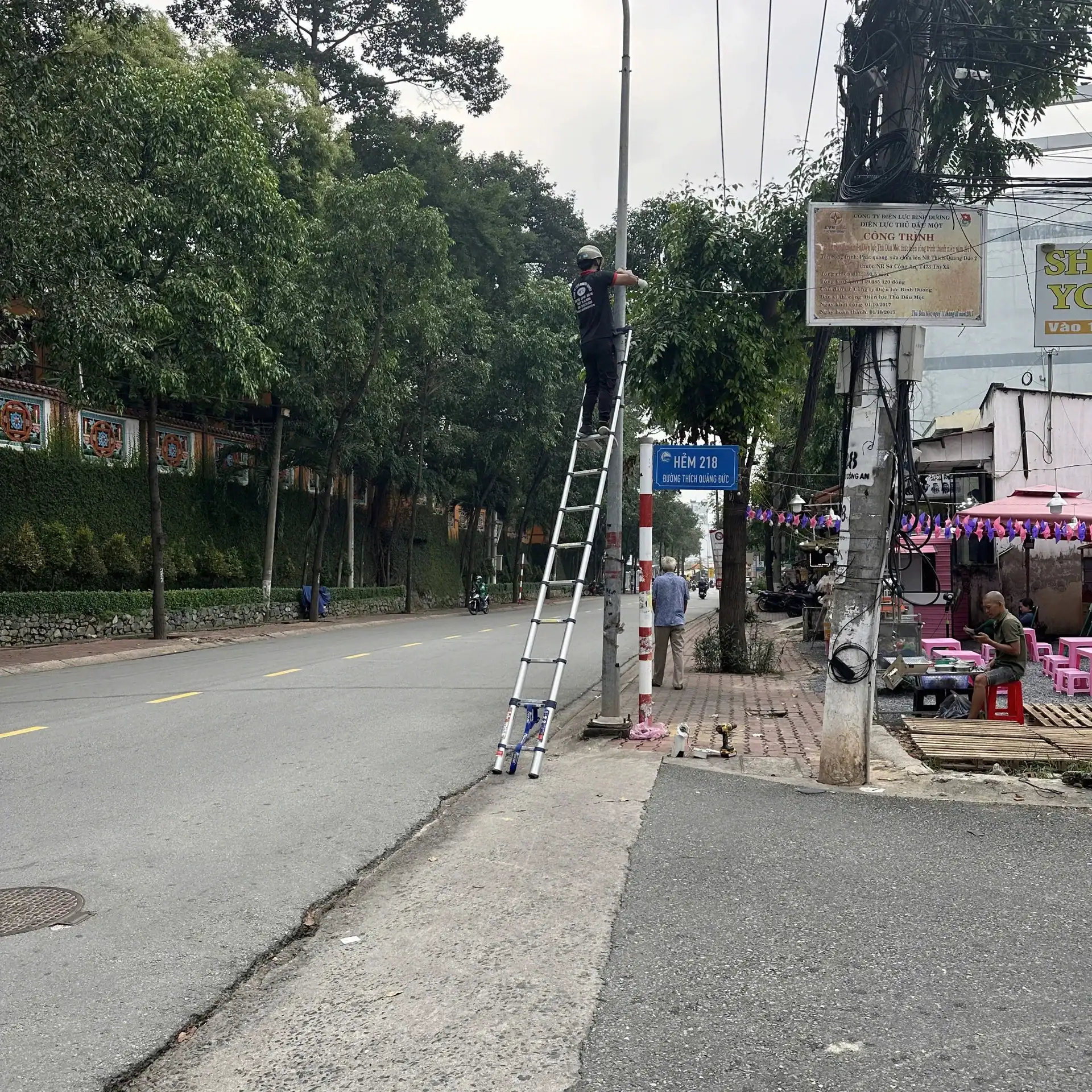 Thi công camera an ninh đường phố tại Phú Cường Kỹ thuật viên Minh Tân Quyết thi công camera an ninh đường phố